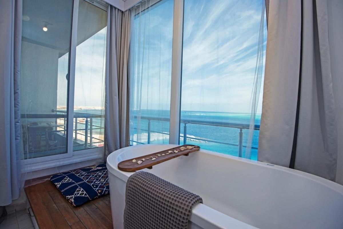 Amazing 2 Bedroom With Sea View In